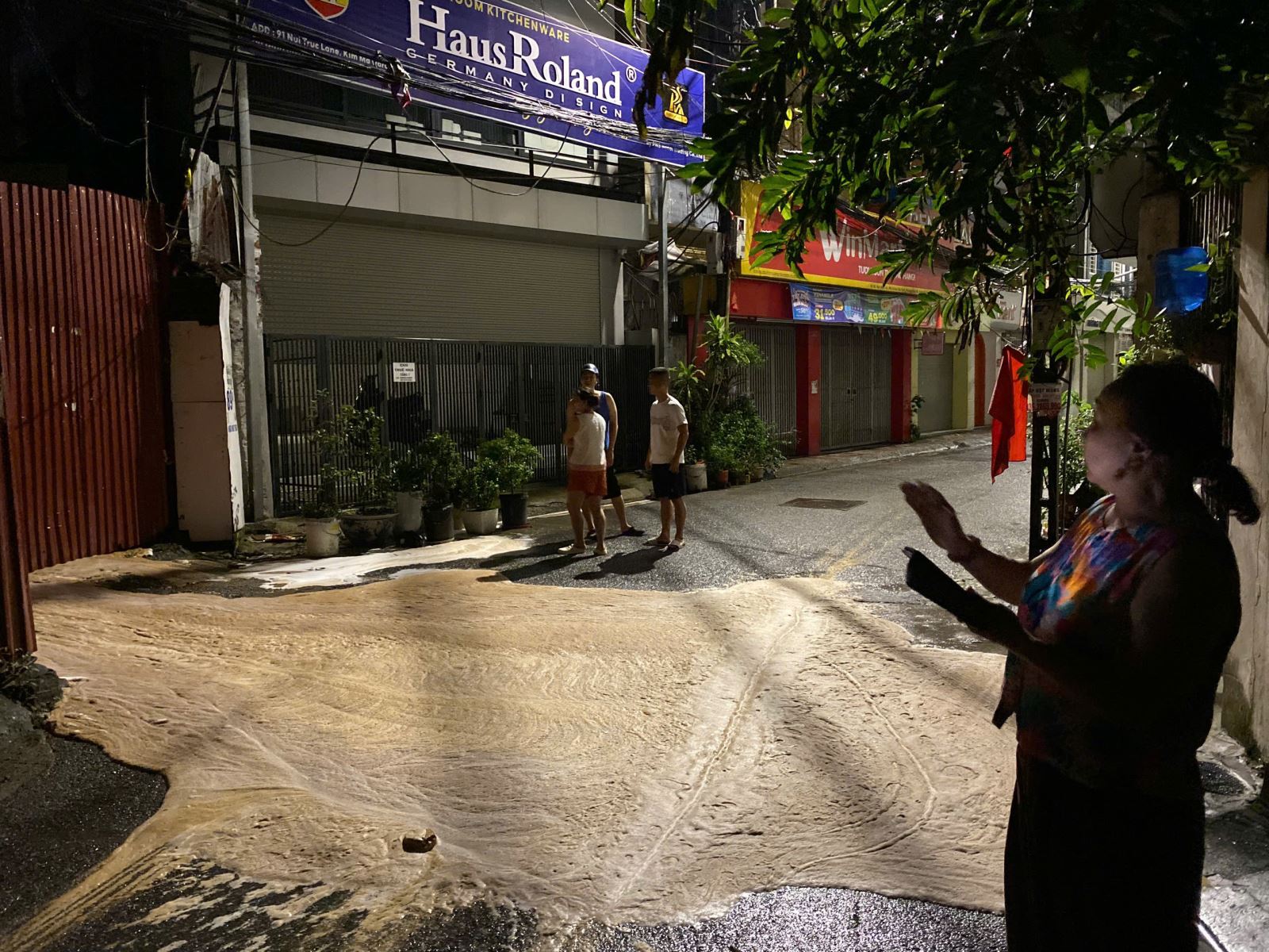 大雨过后，地铁Nhổn - 河内站隧道挖掘处再次冒出泡沫和泥浆