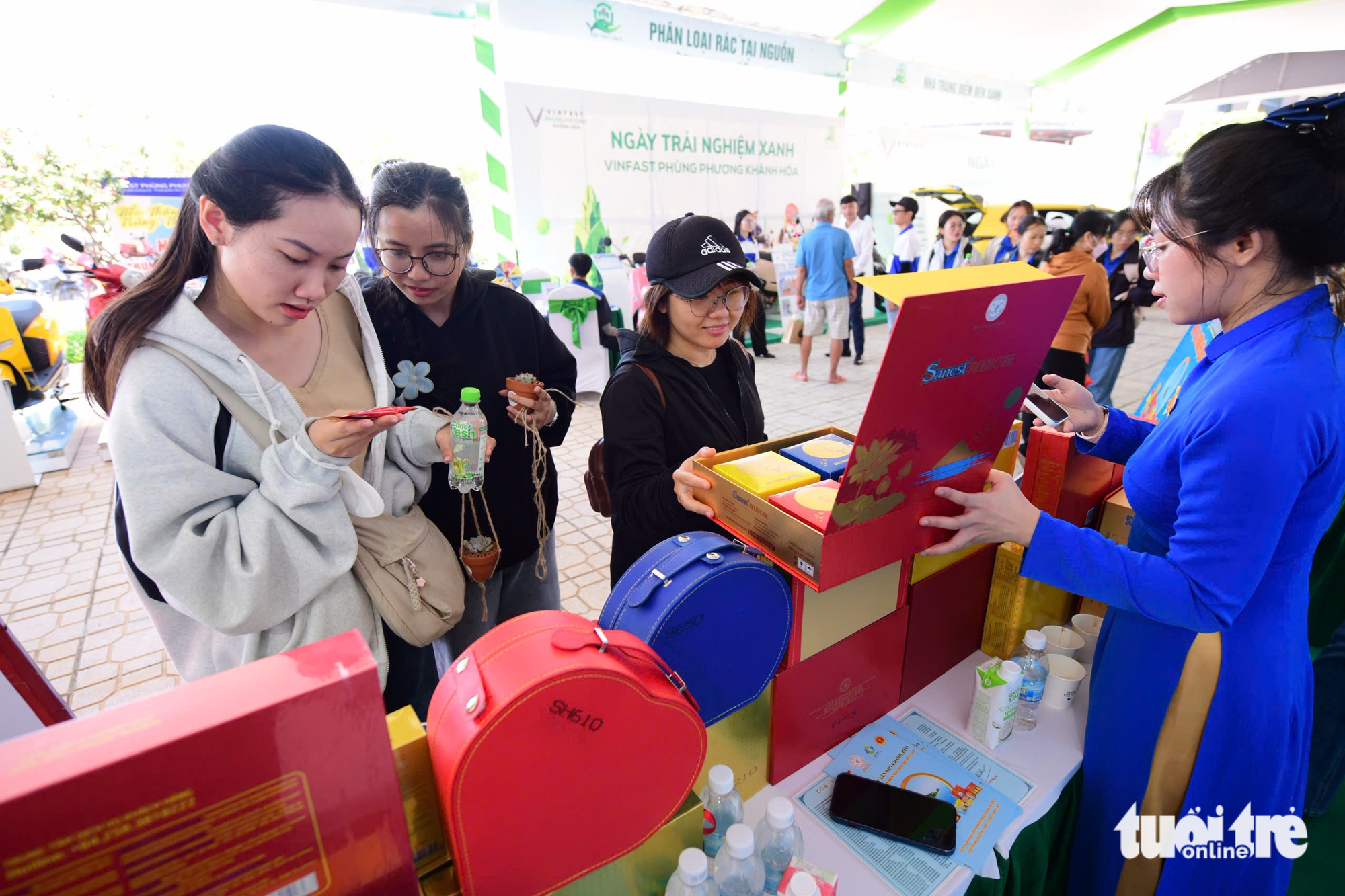 在绿色体验日试驾电动汽车，了解循环农业产品