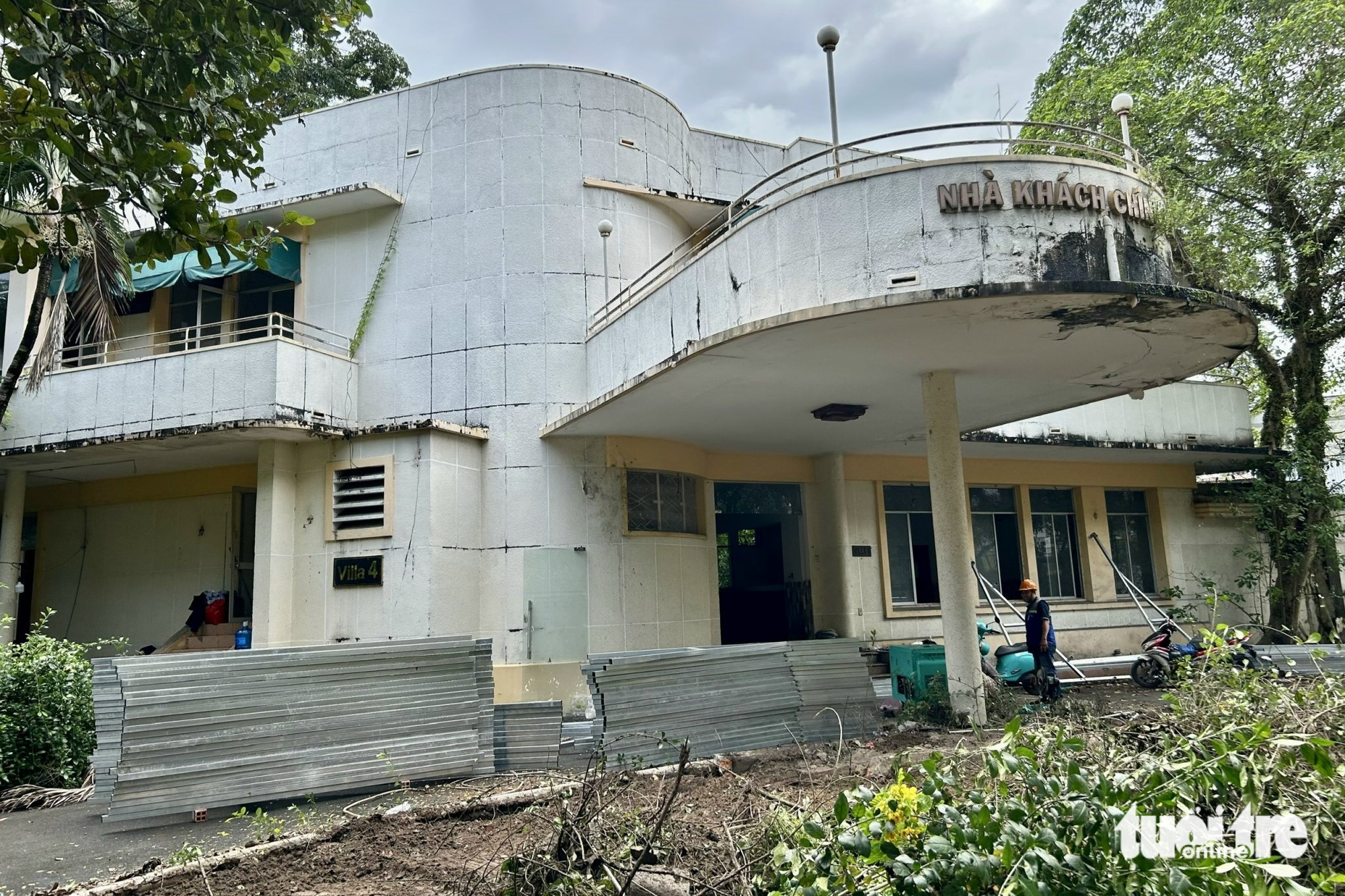 正在清理李太祖1号地块，建设象征团结战胜COVID-19的工程