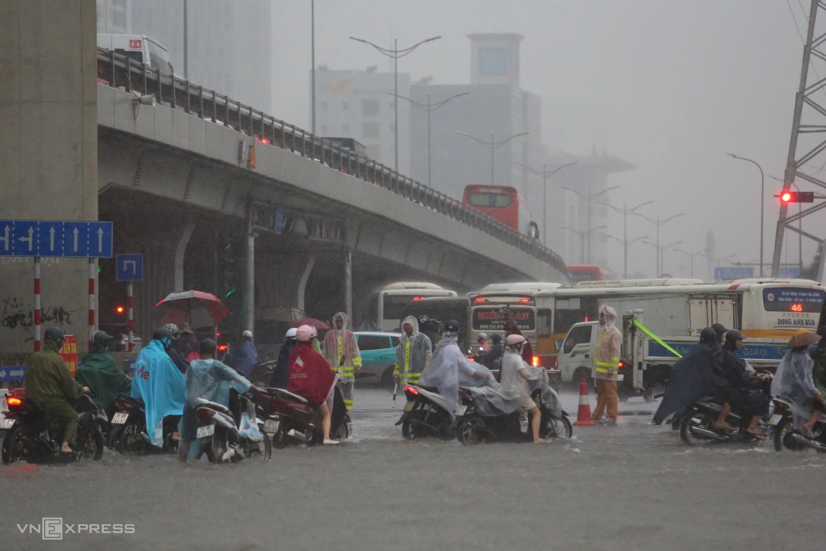 居民在桥下避雨，涉水寻找回家路
