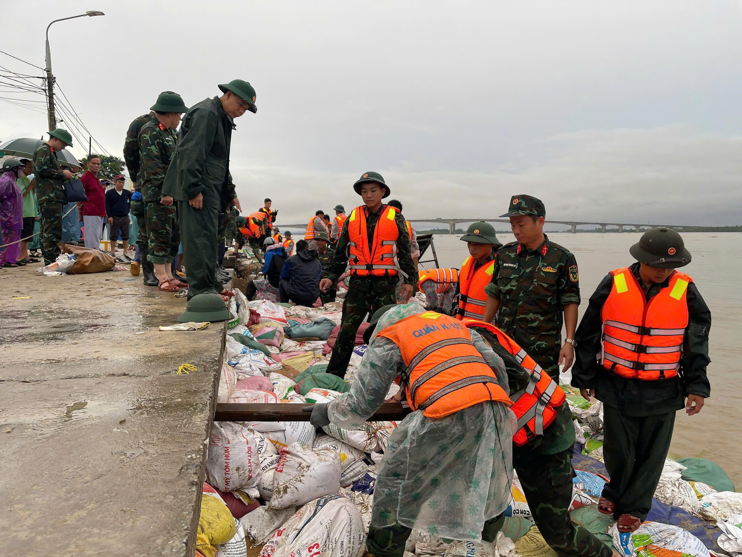山体滑坡威胁顺化河沿岸500户居民，岘港要求增派第315师部队紧急加固