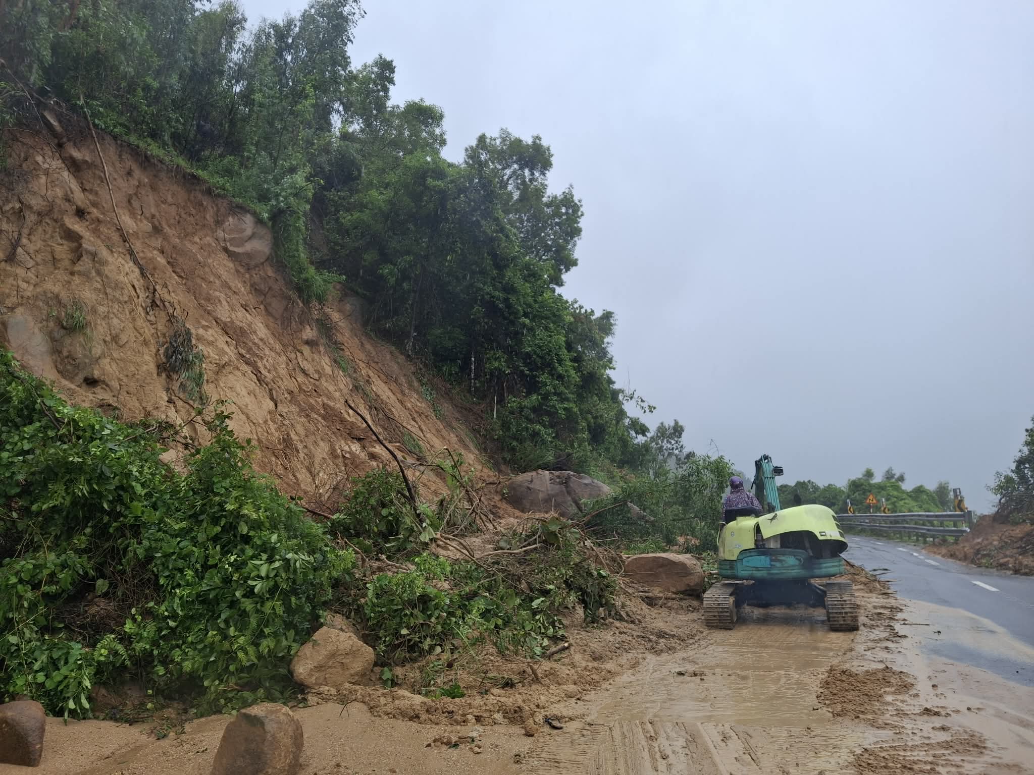 庆和省洪水逐渐退去；国道1号拥堵20公里