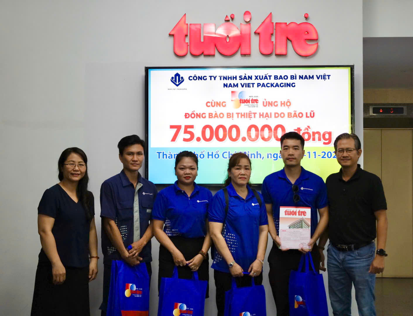 看到同胞坐在屋顶躲避风暴洪水时无法抑制同情心