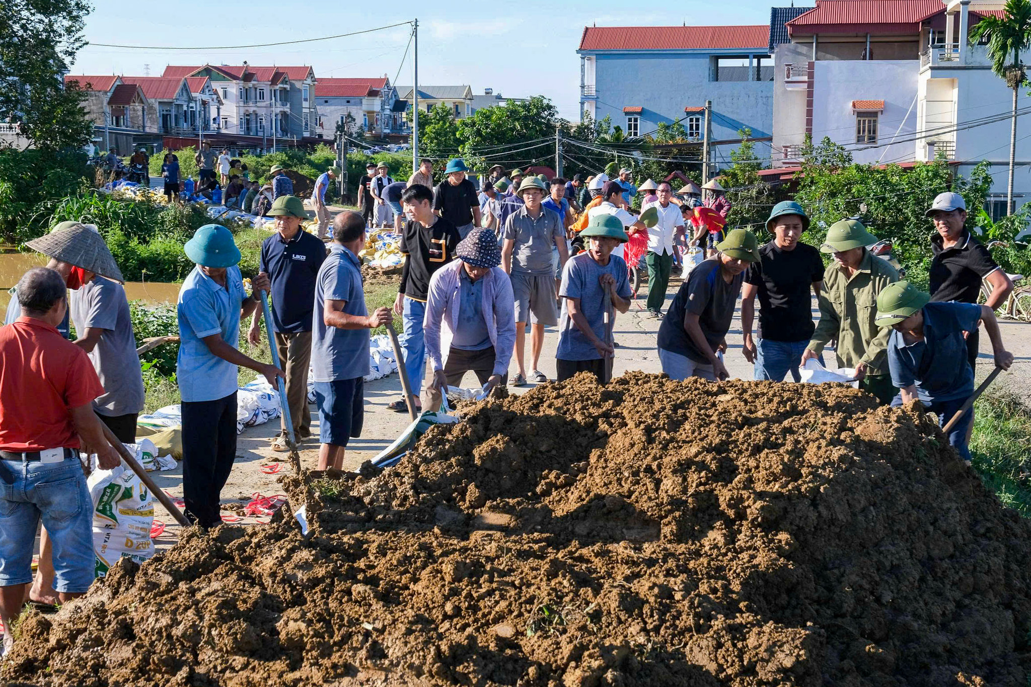北宁：洪水围困，女教师划船上课，村民合力护堤