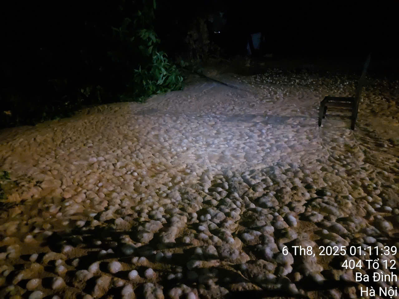 大雨过后，地铁Nhổn - 河内站隧道挖掘处再次冒出泡沫和泥浆