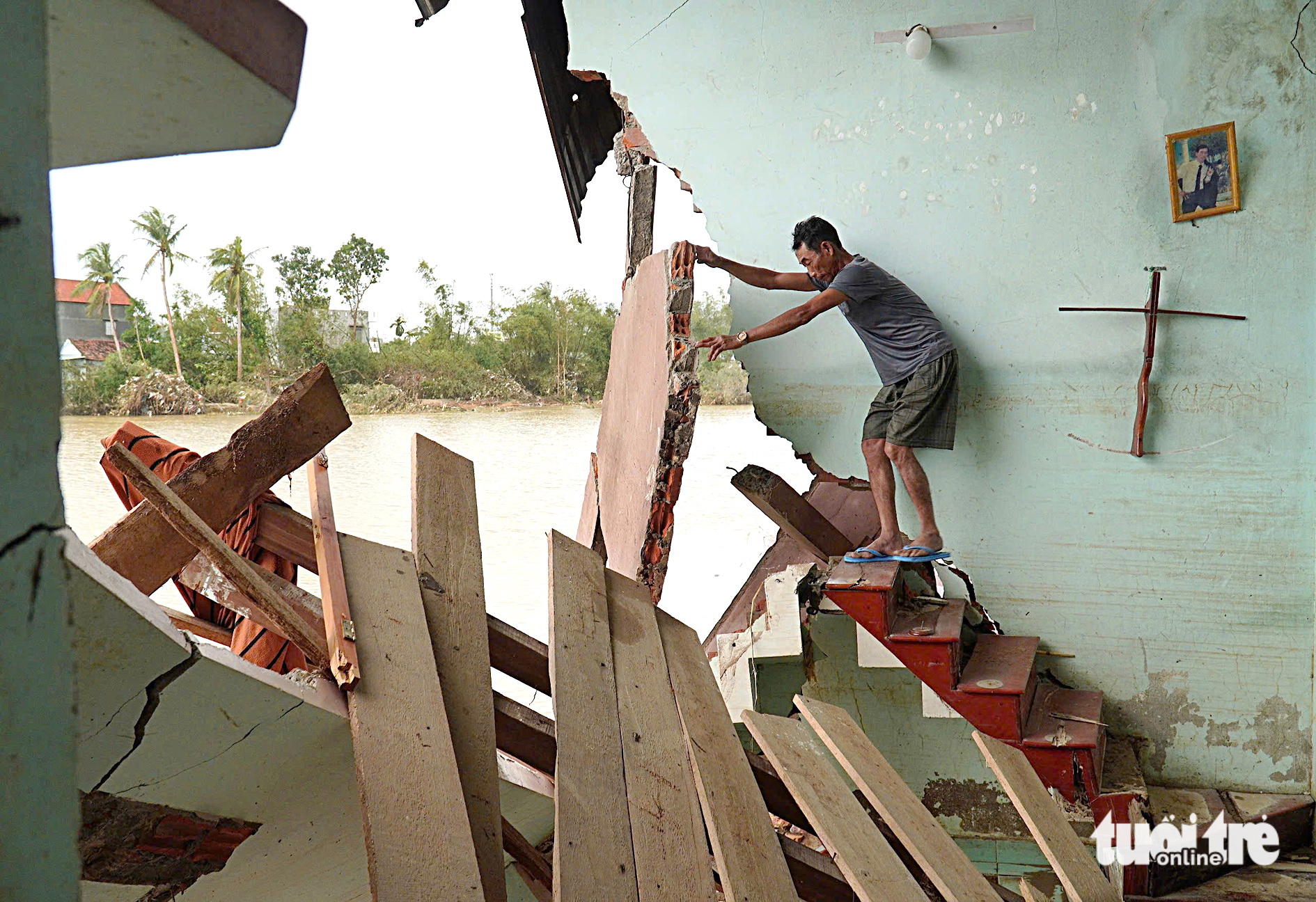 洪灾中心等待重建的悲伤地区