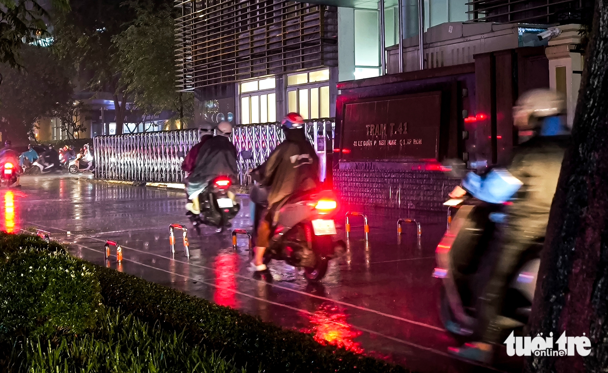 遭遇大雨和拥堵，胡志明市市民无奈爬上人行道寻找出路