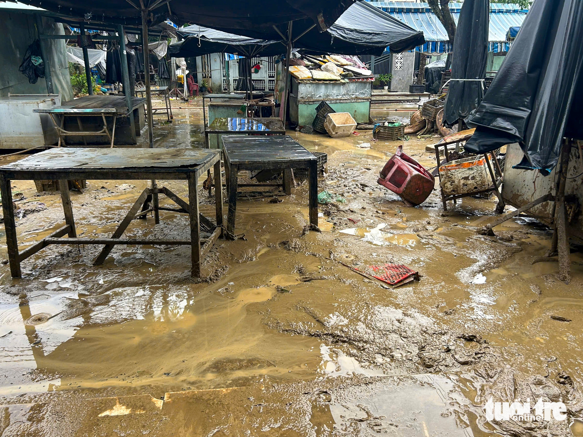 洪水过后两天，岘港小商贩仍在弯腰清淤，因巨大损失而茫然