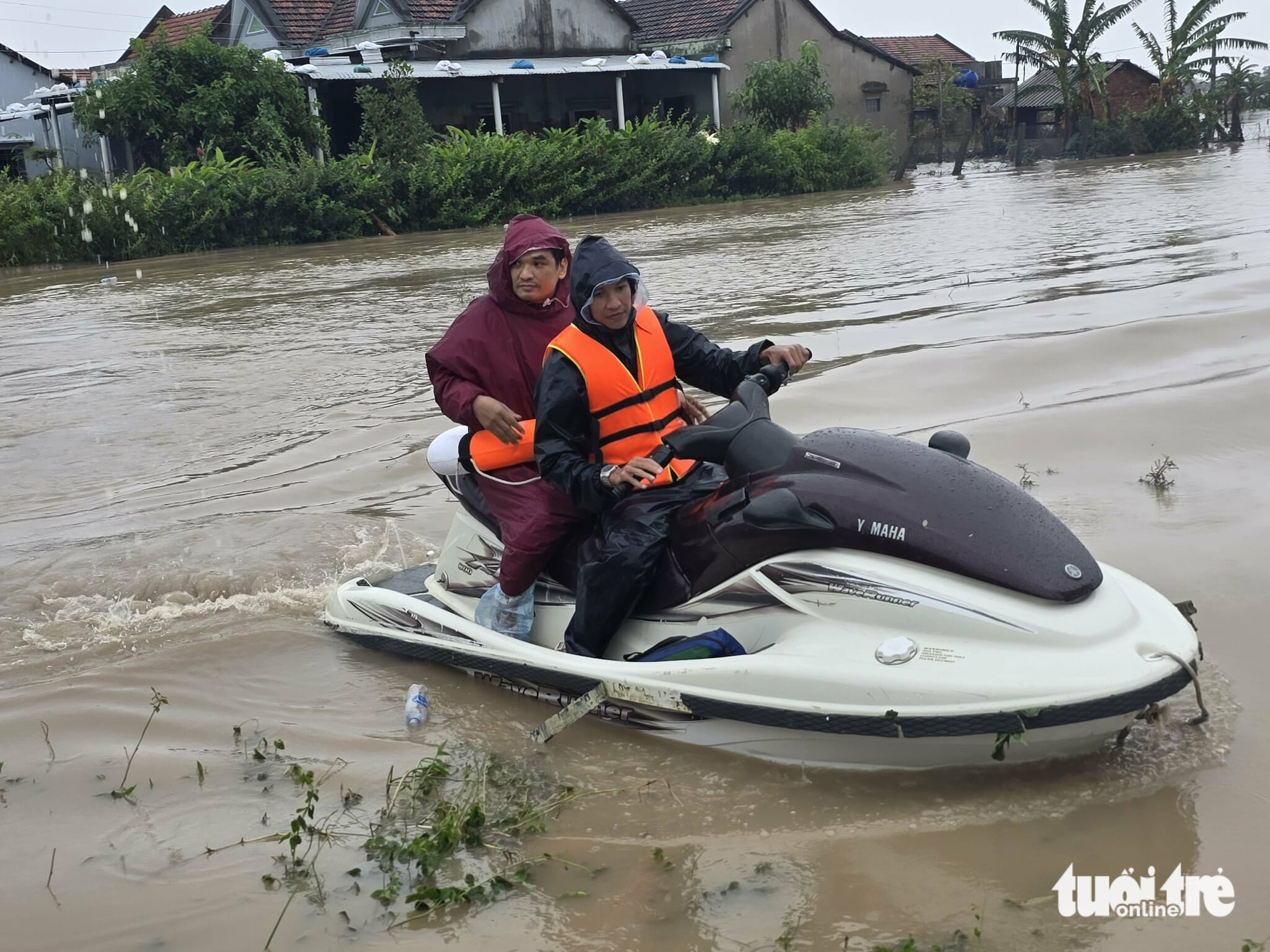 当看到部队和警察开辟道路来救援时，洪水地区的同胞们激动得哭了