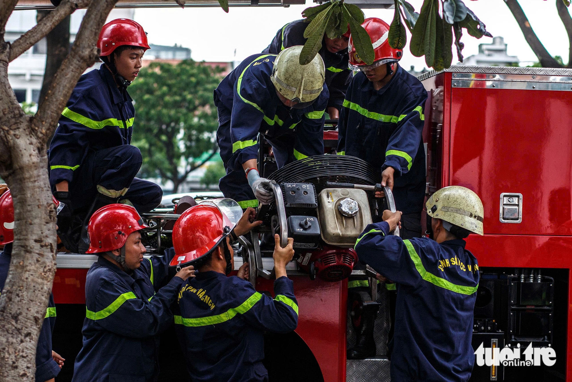 Khánh Hội区公寓火灾：救出2名被困人员并安全疏散300人