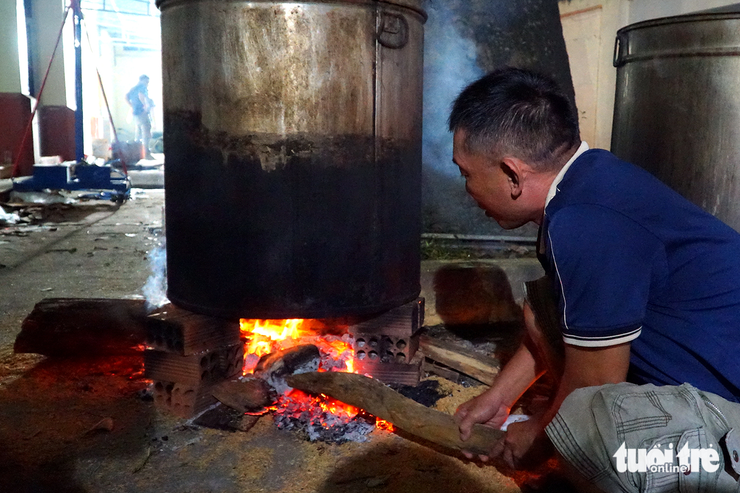 数百人通宵包粽子、包年糕送往洪水灾区同胞