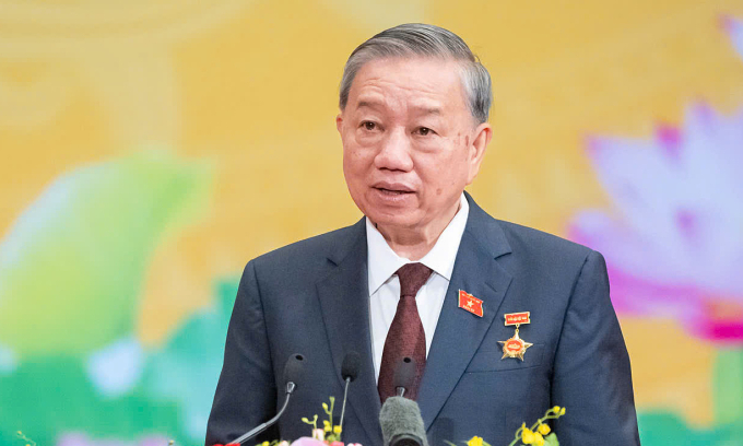 第十四届中央委员会中超过10%的委员年龄在47岁以下