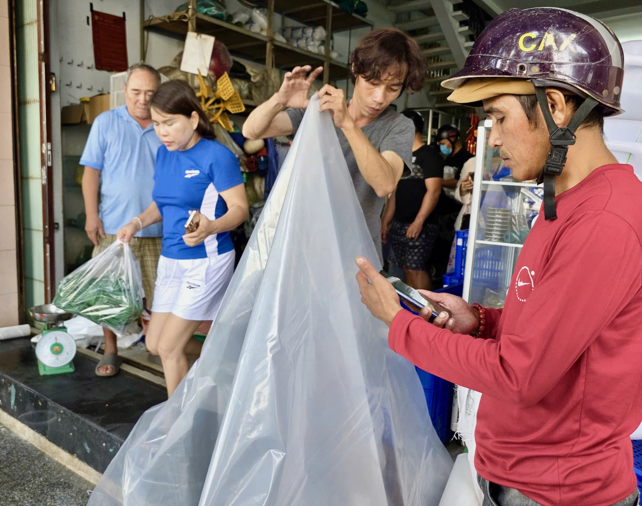 民众抢售龙虾以躲避第13号台风