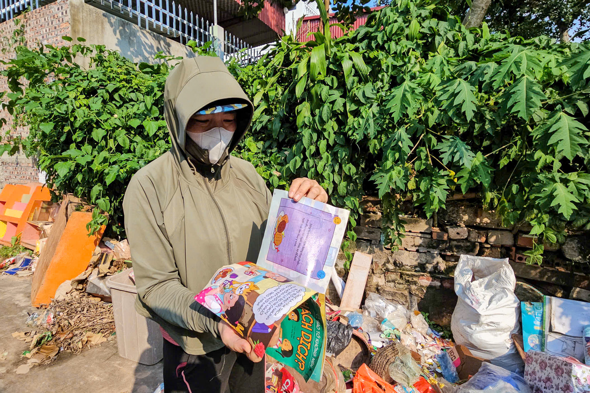 北宁洪水退去，老师们从泥泞中抢救少量教学用具
