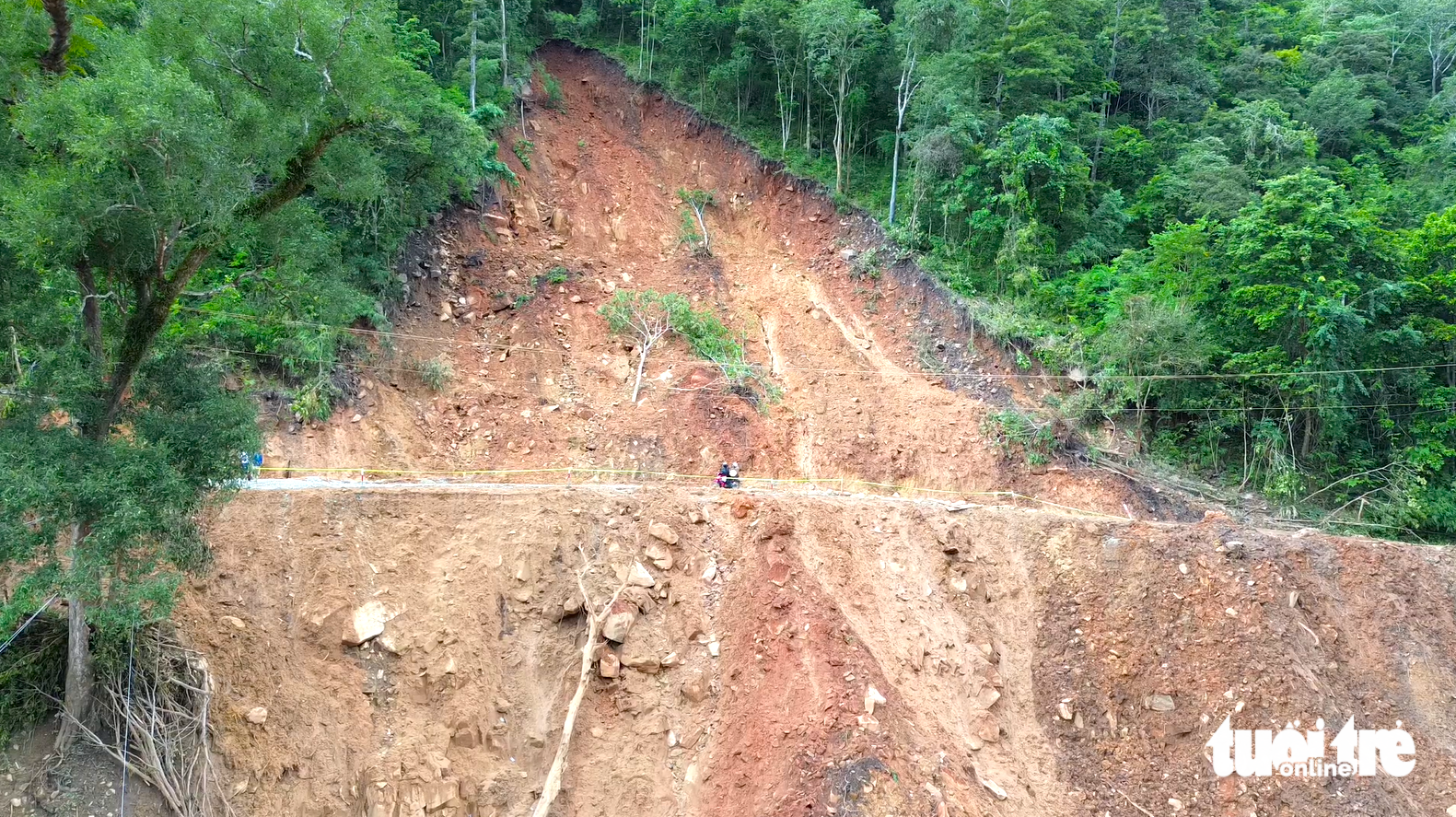 庆和省一村庄因山体滑坡被隔离多日，需徒步背运食品补给