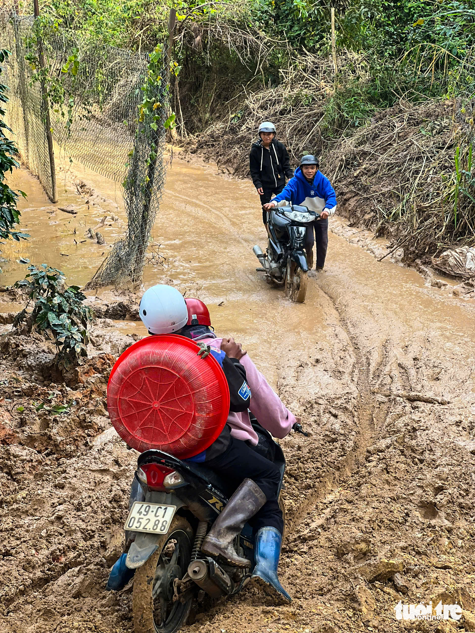 达叻山口长期关闭，民众泥泞跋涉穿越森林