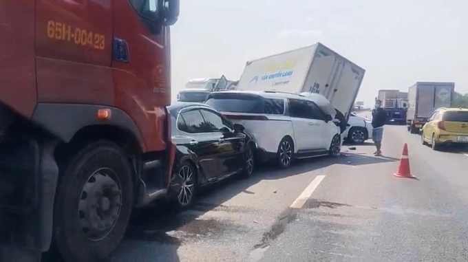 中良高速上6车连环相撞