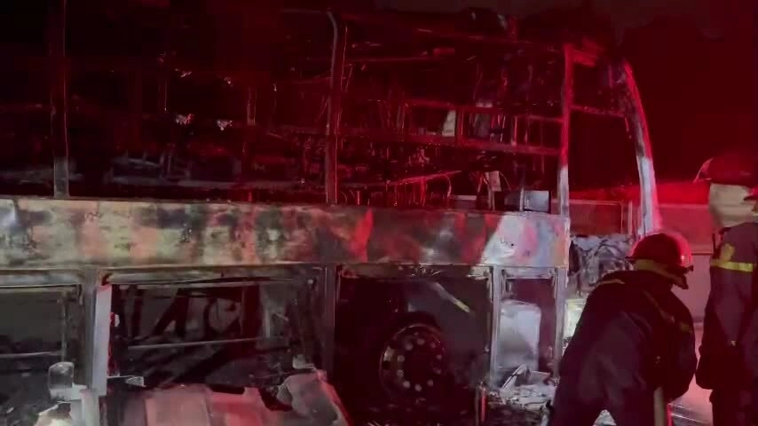 云峰-芽庄高速连环事故后三辆汽车烧毁