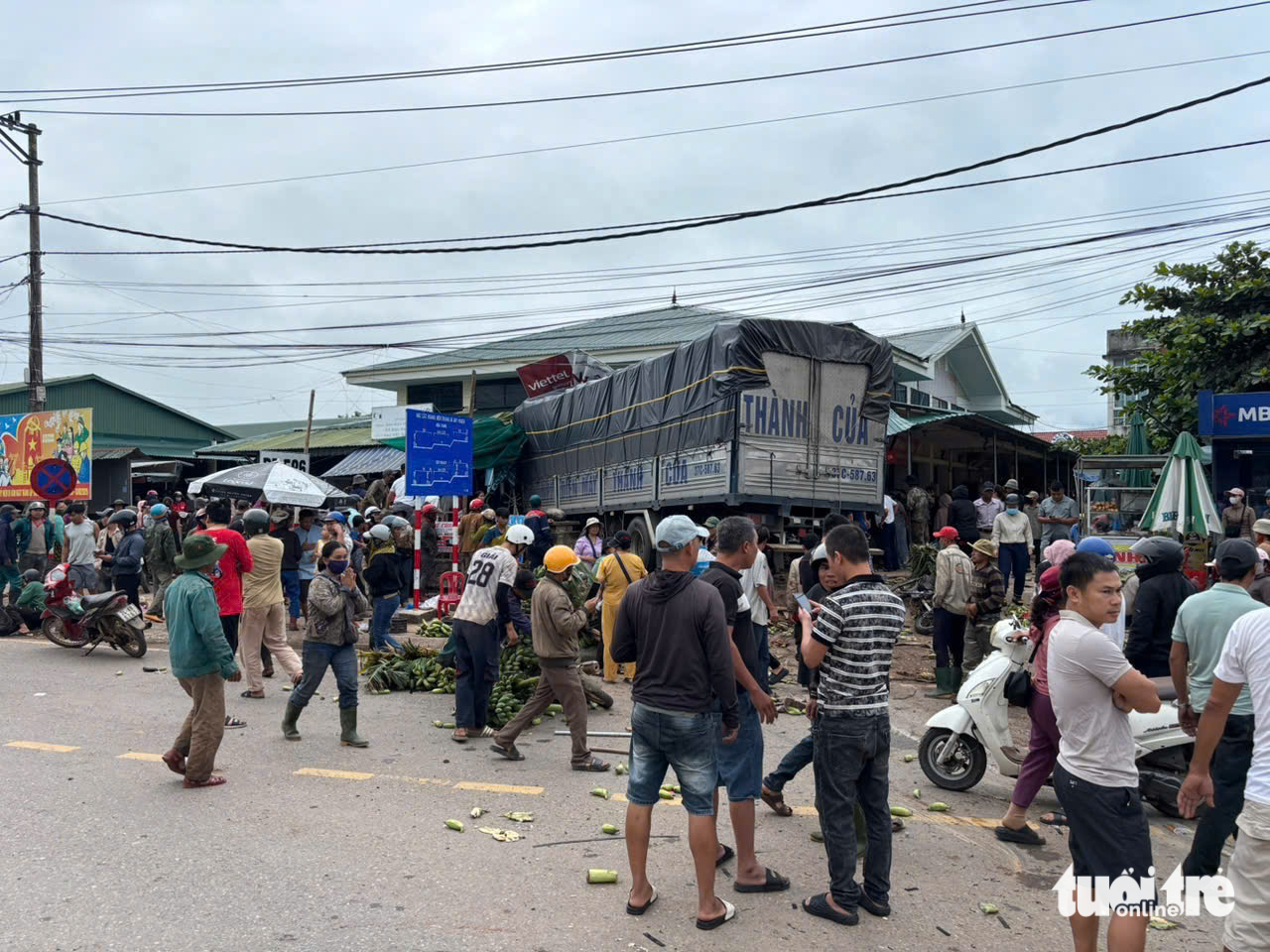 卡车冲入市场致3人死亡：香蕉市场尽早搬迁至他处