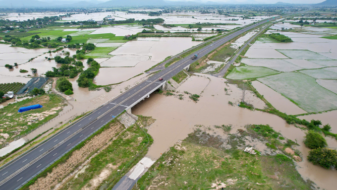 洪水淹没永好-潘切高速公路旁民生道路