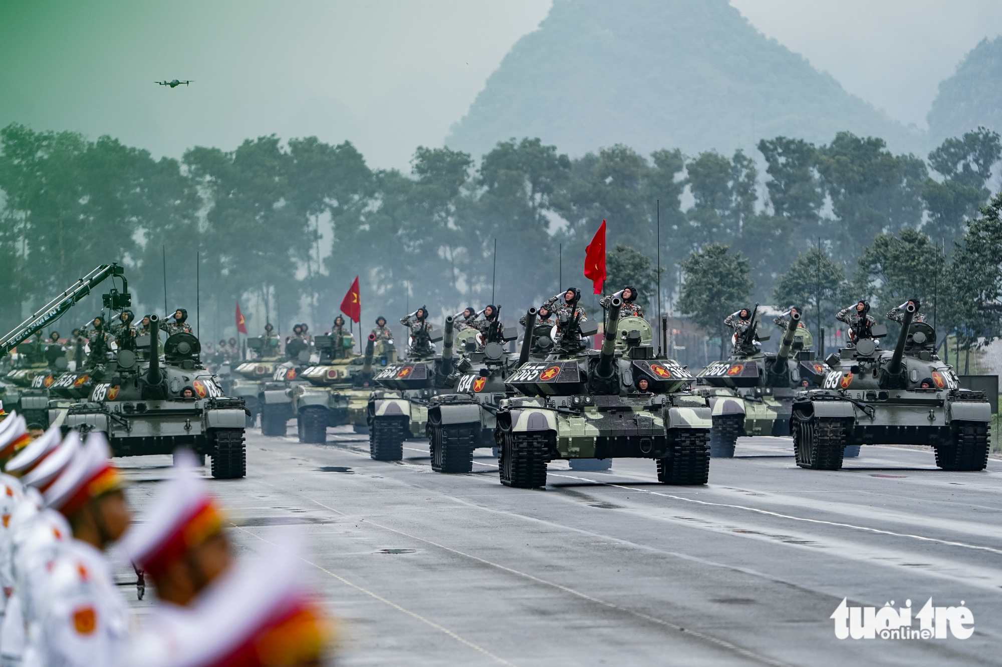 16,000名官兵在雨中参加阅兵总排练