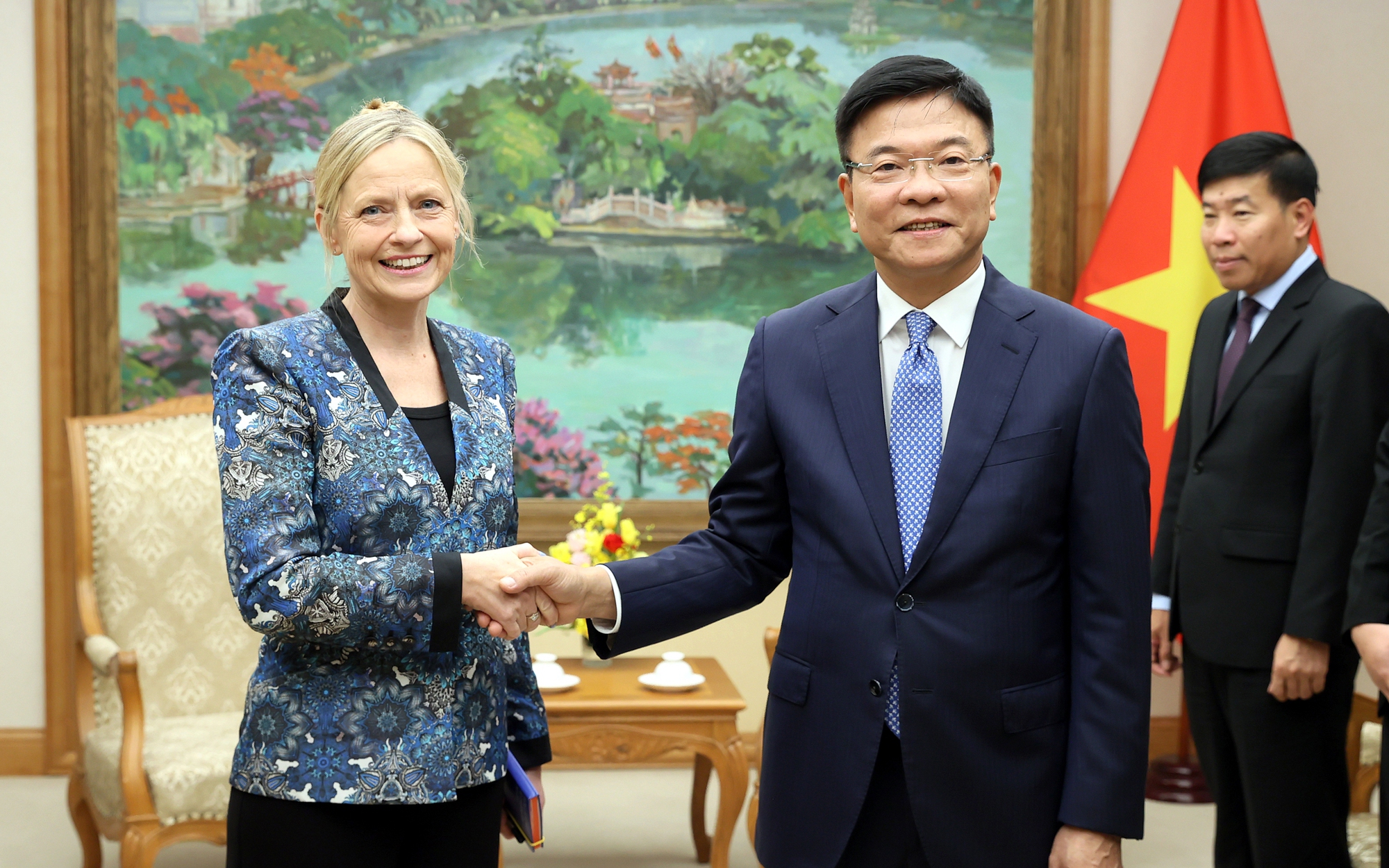 12月6日上午新闻：吕光贵新任金瓯省主席；亚马逊增加越南产品销售