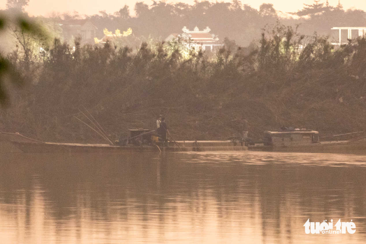调查：石汉河上连夜非法吸沙，交易迅速进行