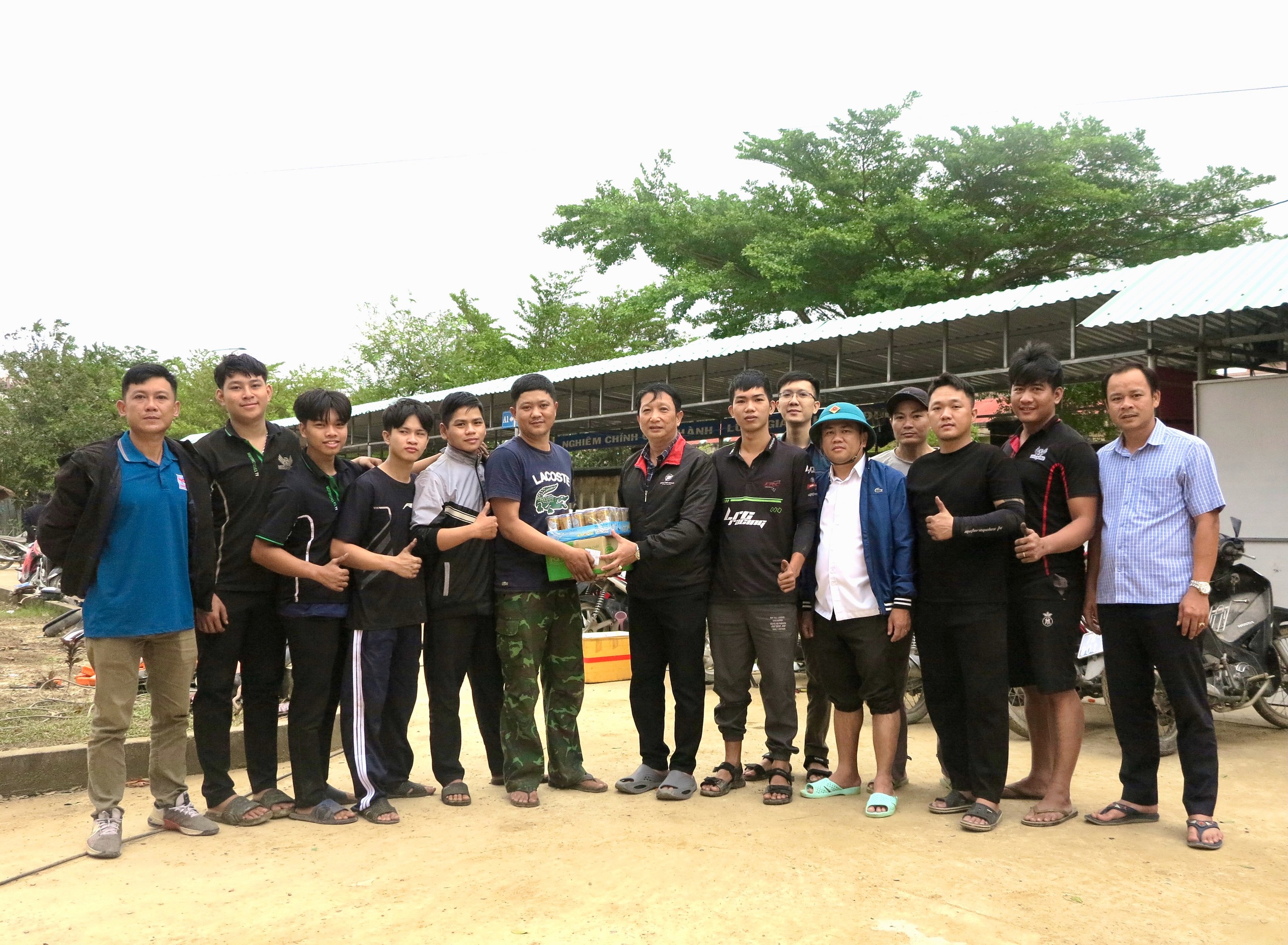 从胡志明市前往富安省的修车队帮助洪水地区居民，为志愿团队提供'零元'民宿