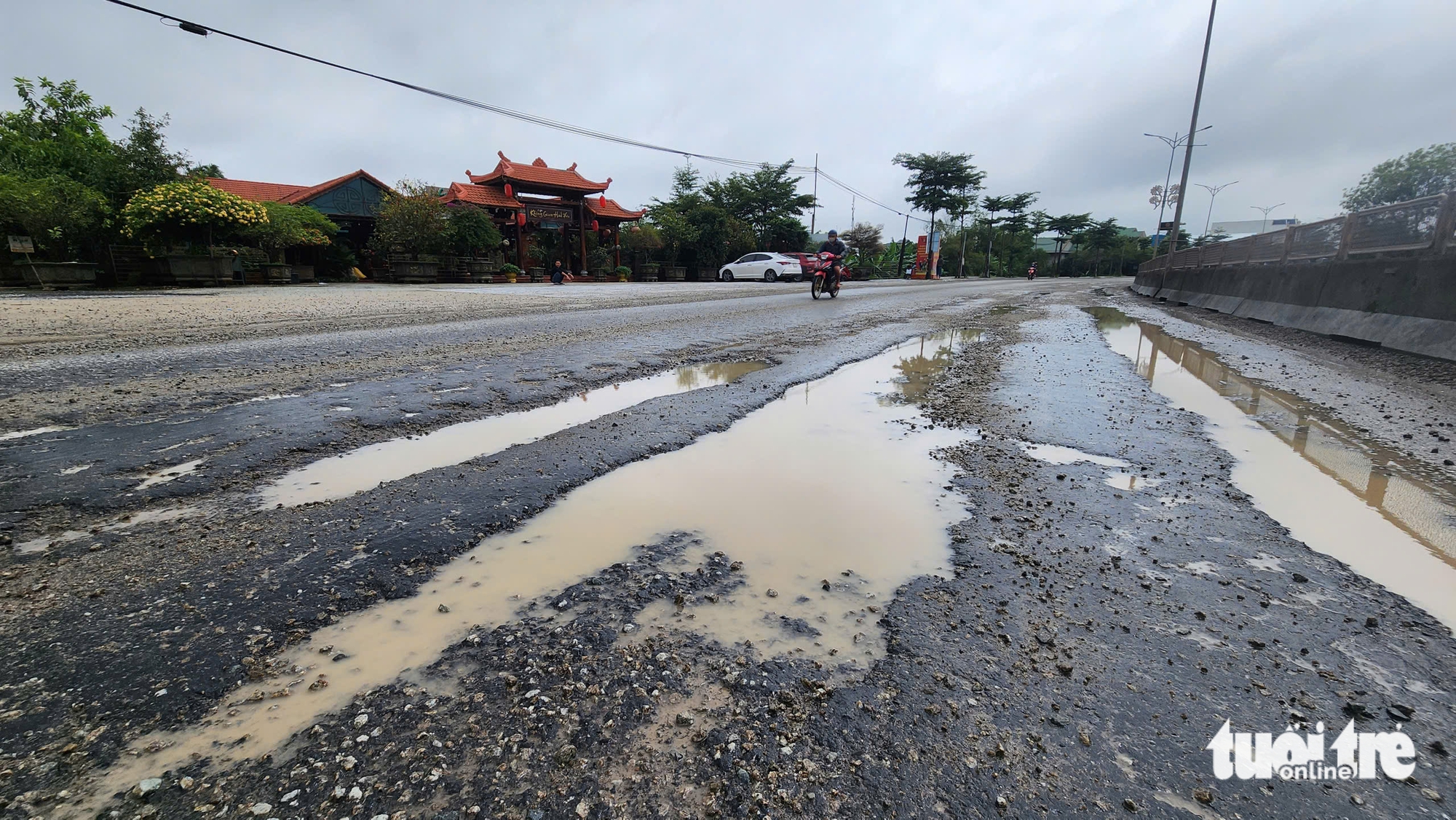 经过顺化的国道1号在暴雨后布满坑洼