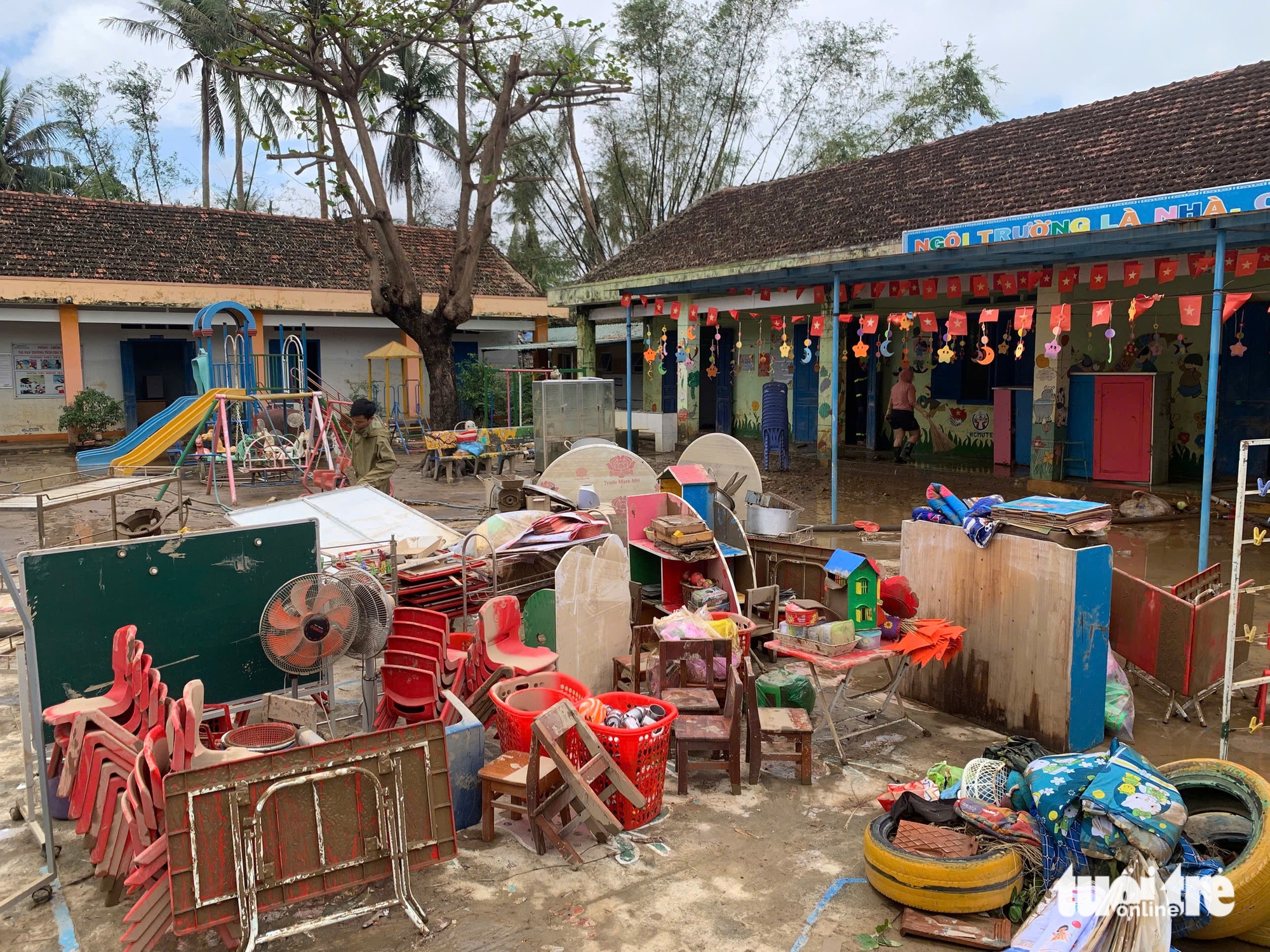 许多洪水地区的学校紧急修复以迎接学生返校