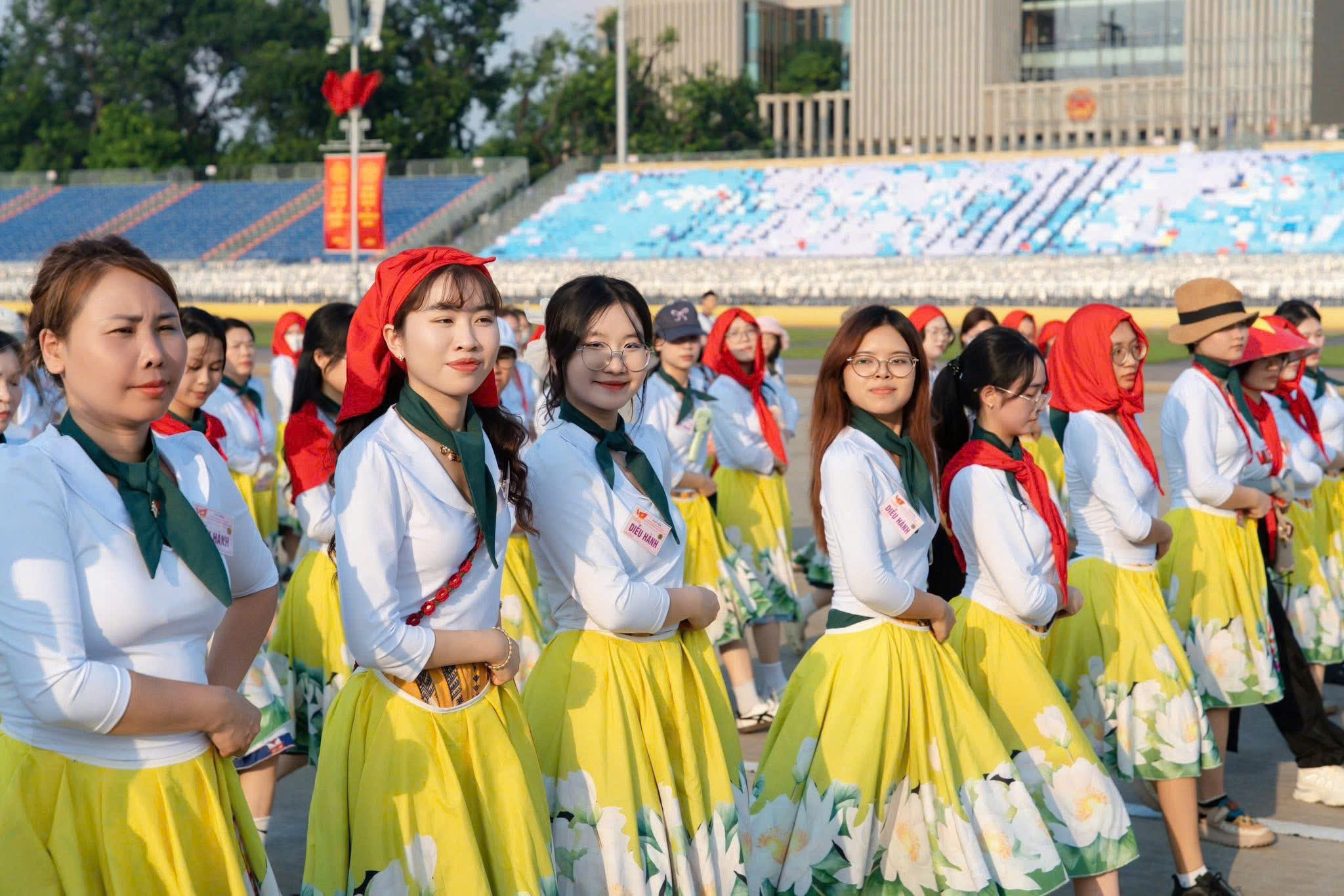 侨胞首次在历史性的巴亭广场游行时情感爆发