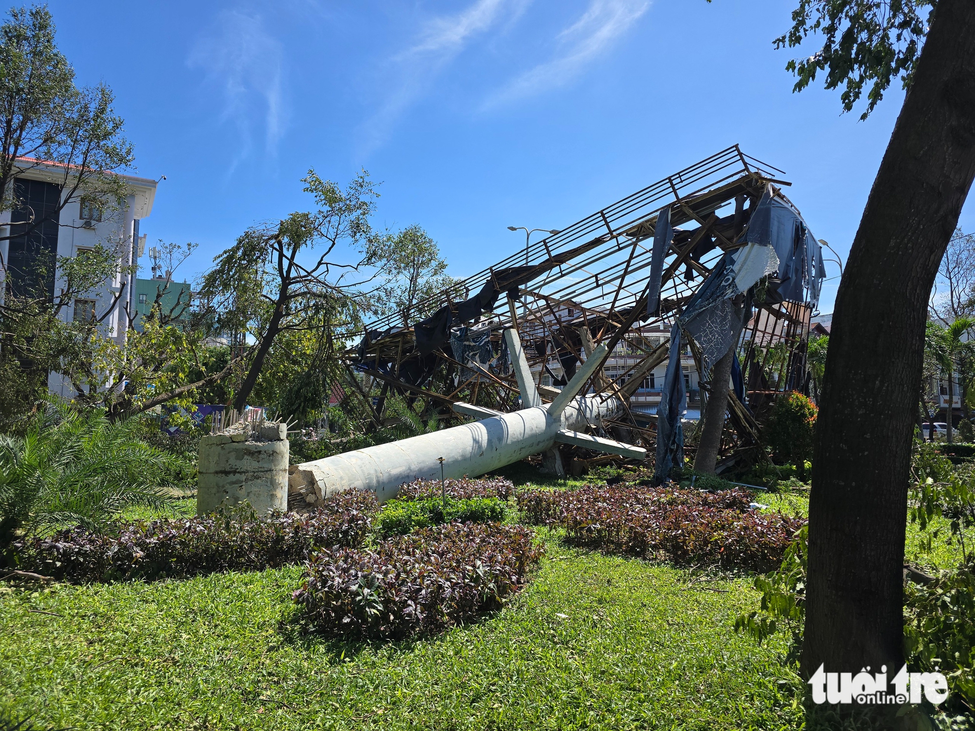 在卡马尔吉台风中失去屋顶的房屋
