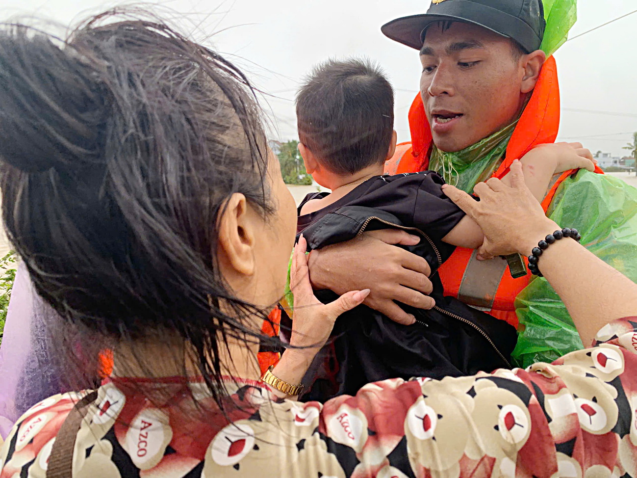 争分夺秒在洪水中救援民众