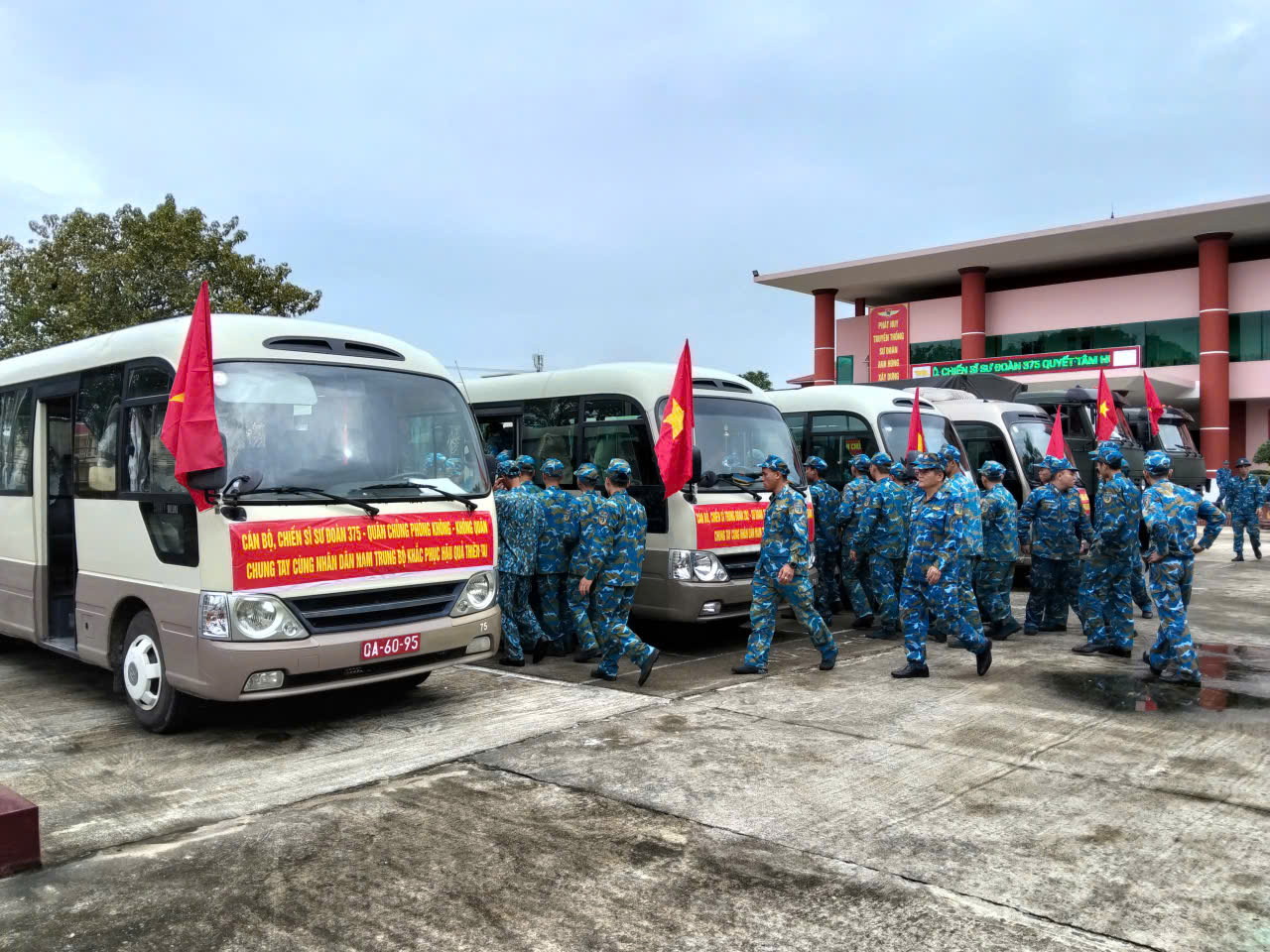 第375师从岘港进入富安洪区，为民众建造房屋，组建了7支施工队