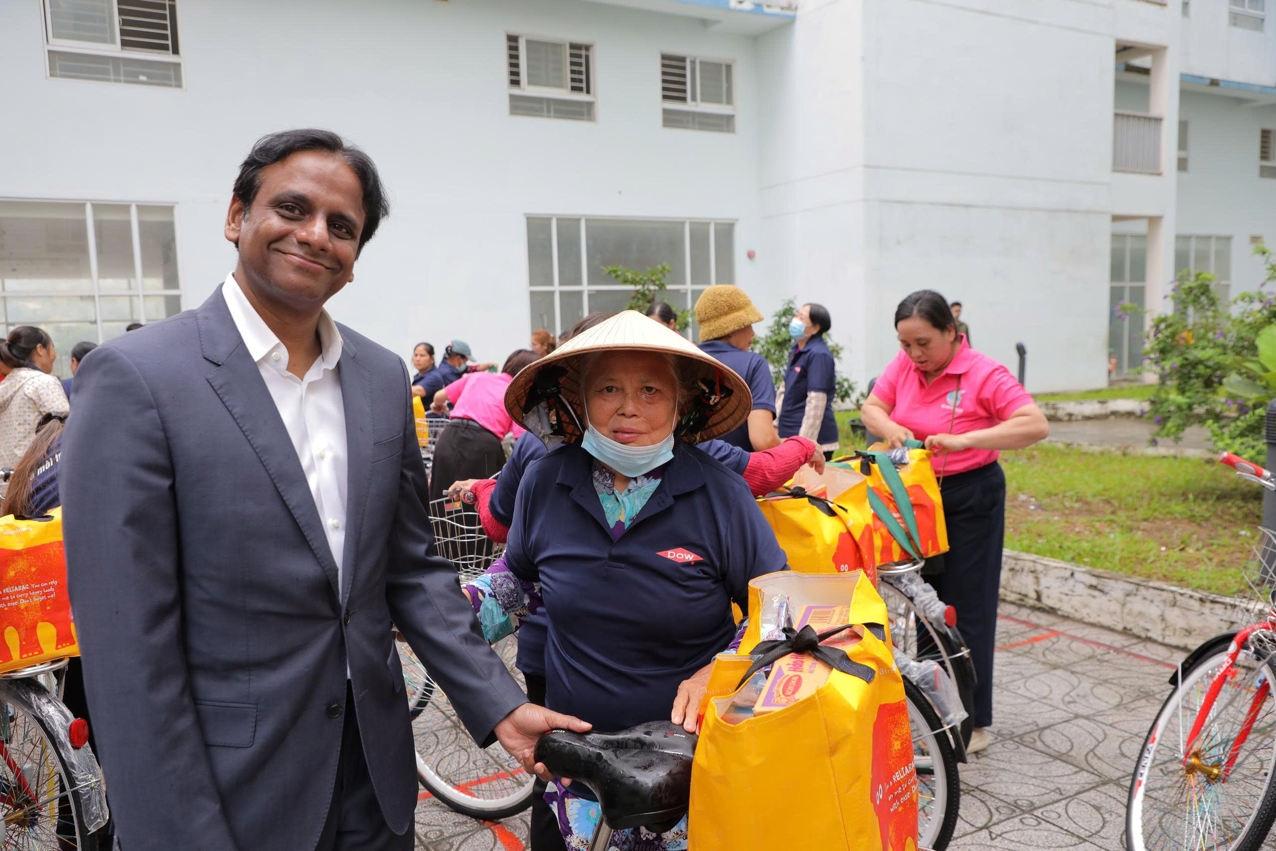 向安乐坊废品收集者赠送100辆自行车，垃圾分类的主力军