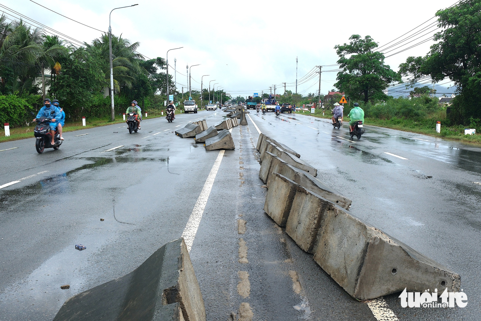 在洪水中浸泡两天后，庆和省延庆县国道1号沿线的1000户居民被疏散