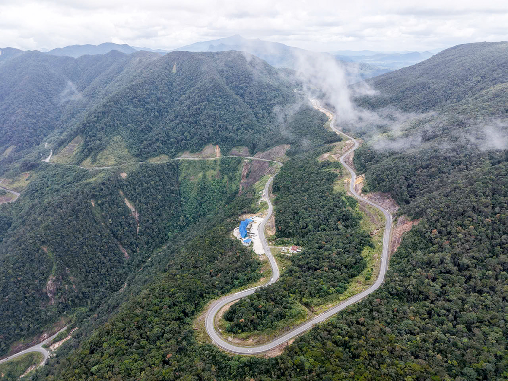 Khánh Lê - 云雾缭绕的险峻山路 - 第1部分：连接海洋与云雾山脉的‘丝带’