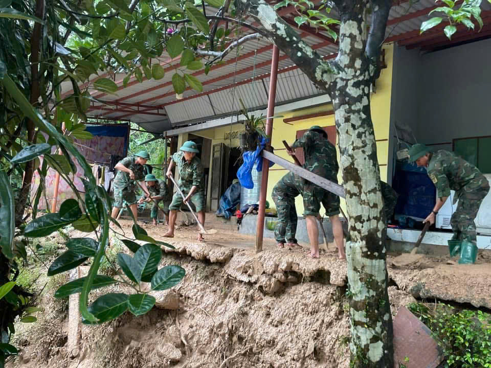 为3000户滑坡地区居民背送粮食补给