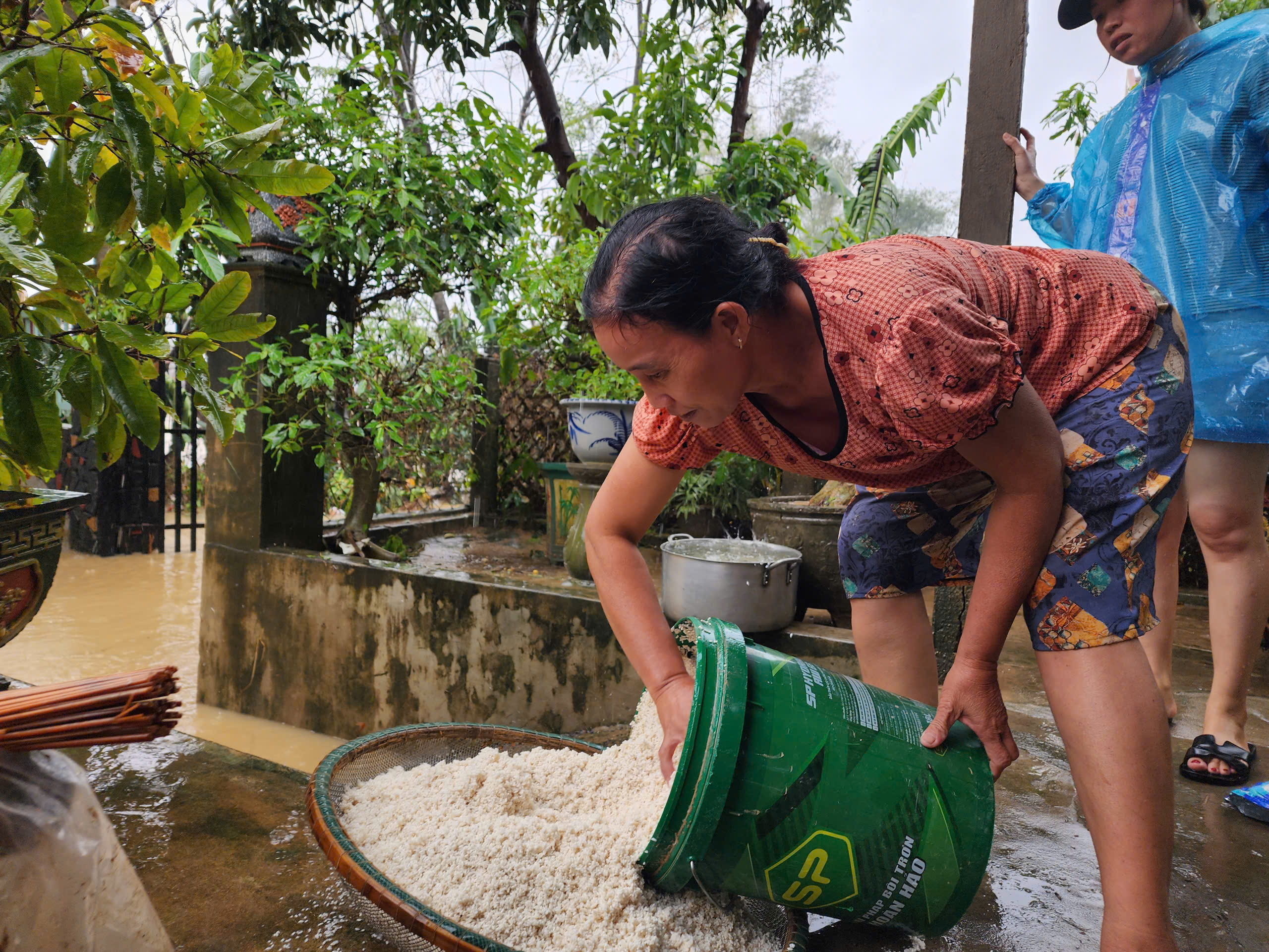洪水过后，全村无米无粮……许多财产随水流走
