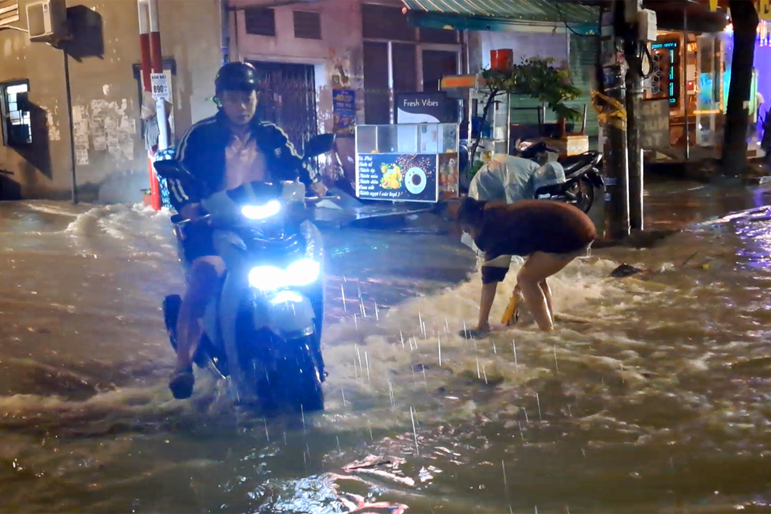 大雨倾盆而下，同奈省多条道路局部积水