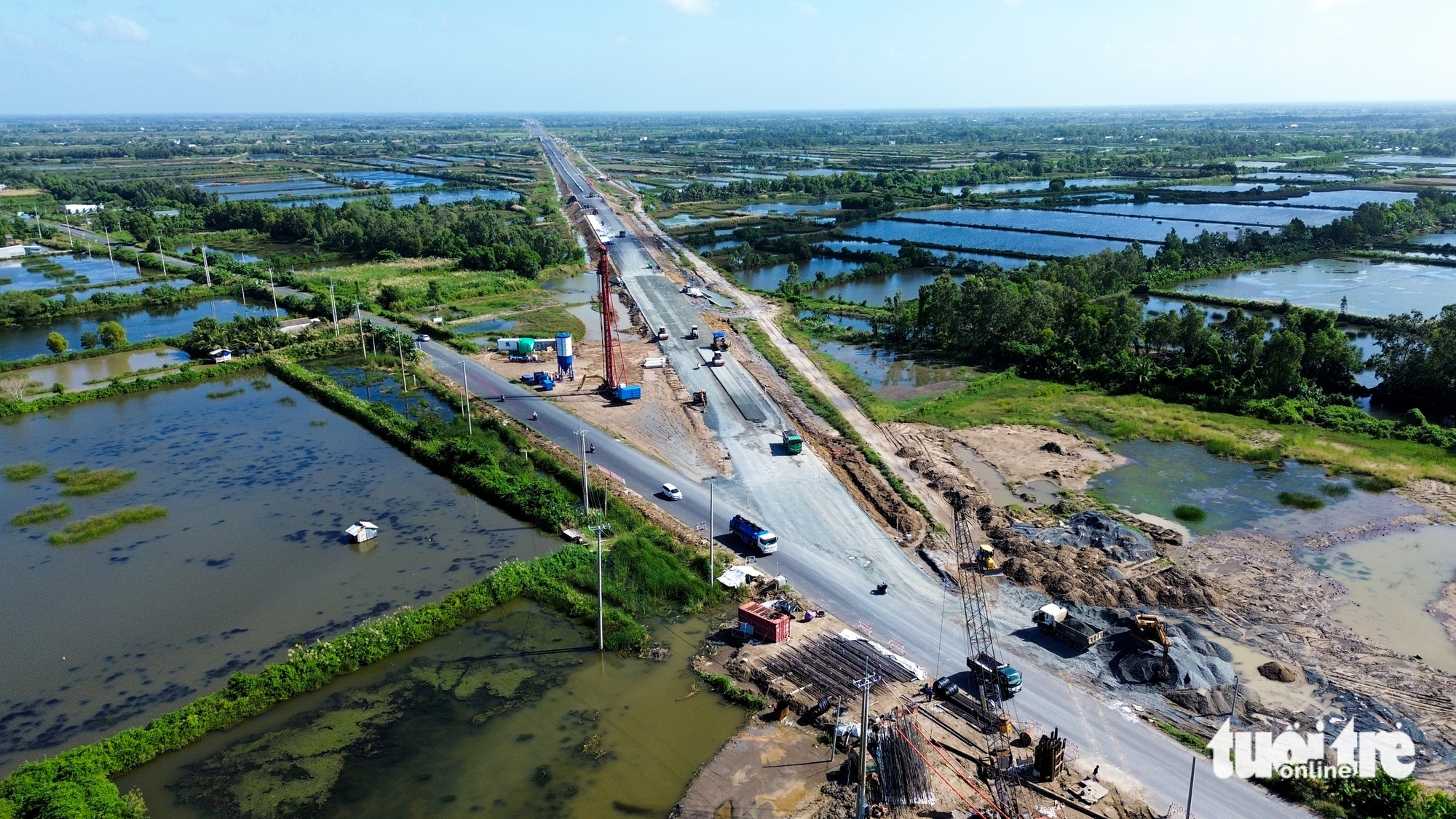 2100人连夜工作，14天后芹苴-金瓯高速公路将实现技术通车