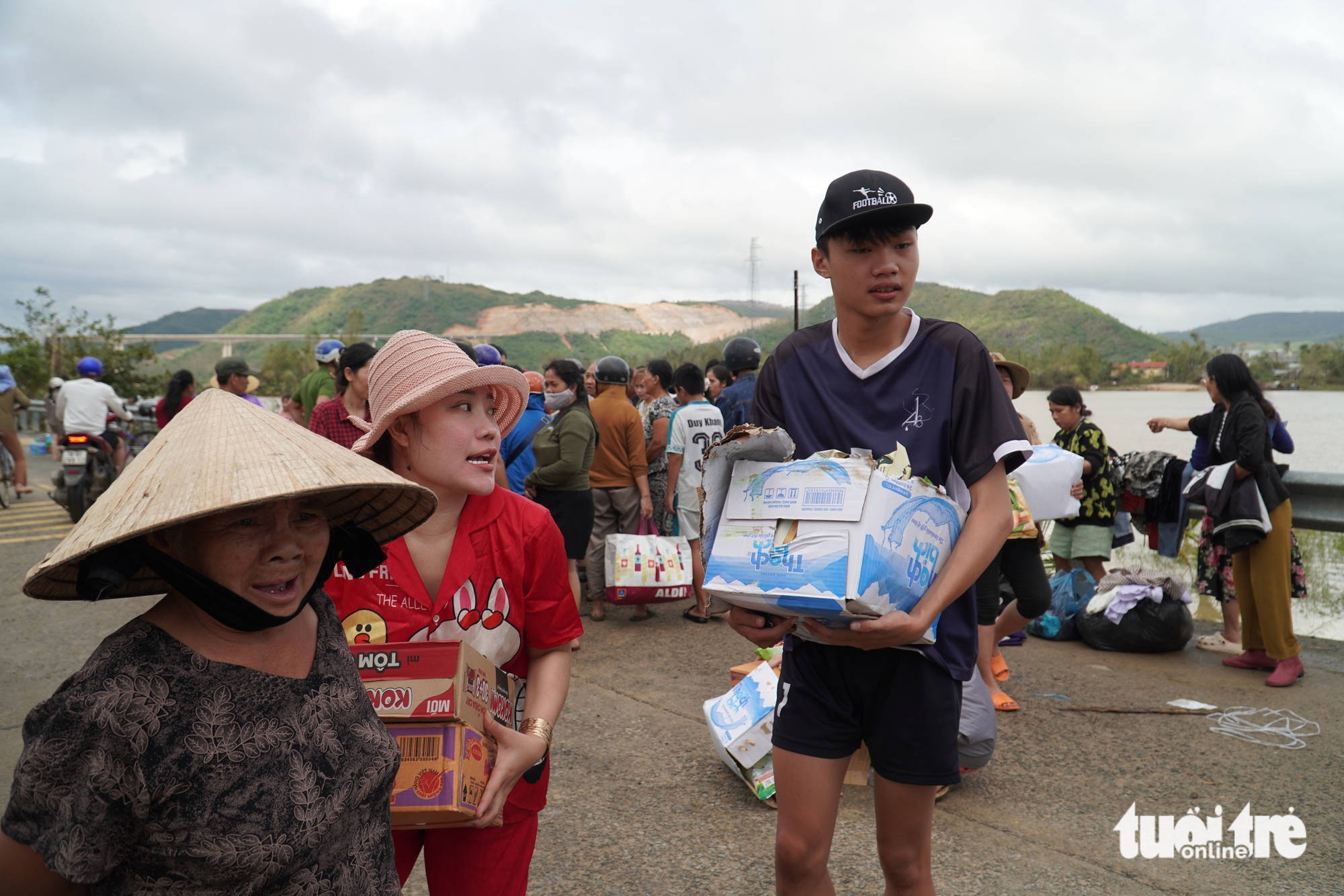 许多爱心人士已来到富安省深淹4米区域的‘空园空屋’居民家中
