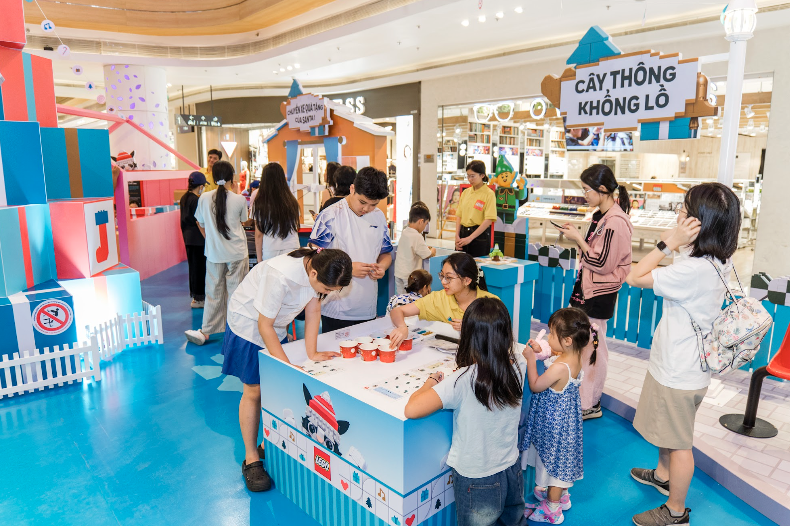 胡志明市巨型乐高圣诞树吸引游客