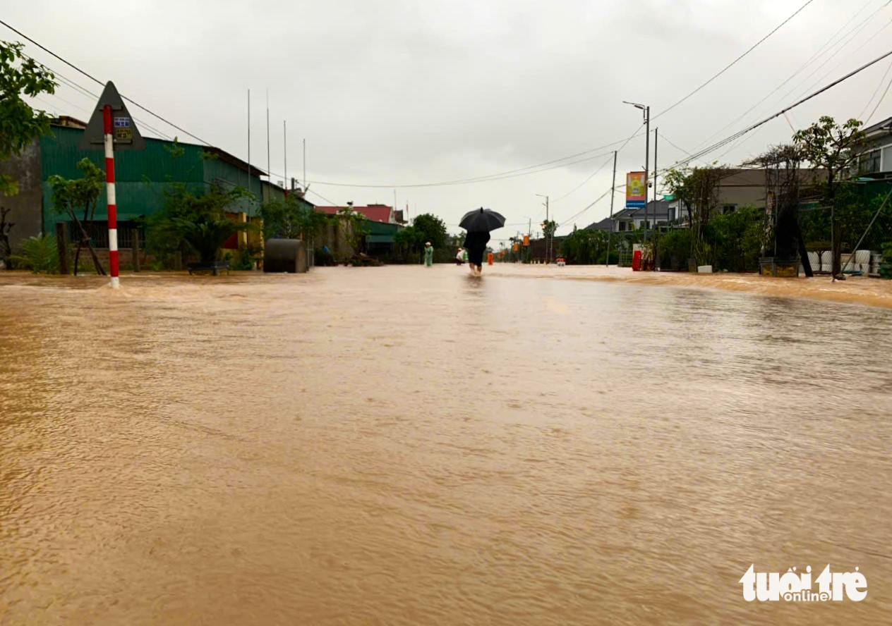暴雨和洪水导致村庄被孤立，道路淹没在水中