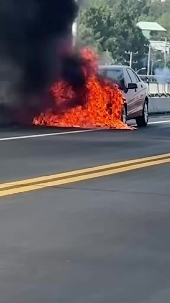 Rạch Miễu桥上汽车熊熊燃烧