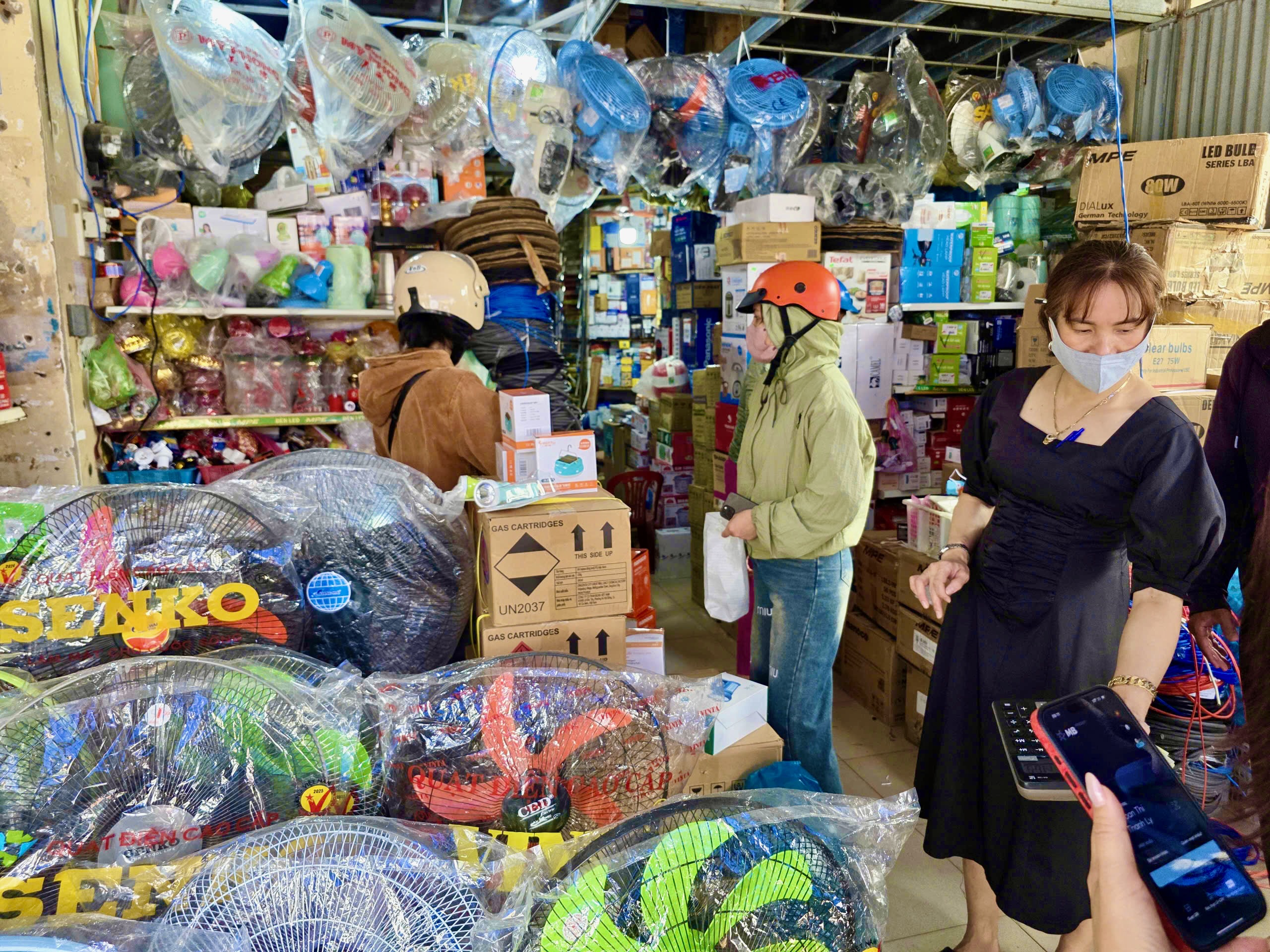 民众抢售龙虾以躲避第13号台风