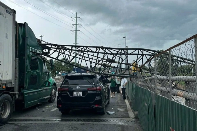 胡志明市的树木、起重机倒塌压人、汽车