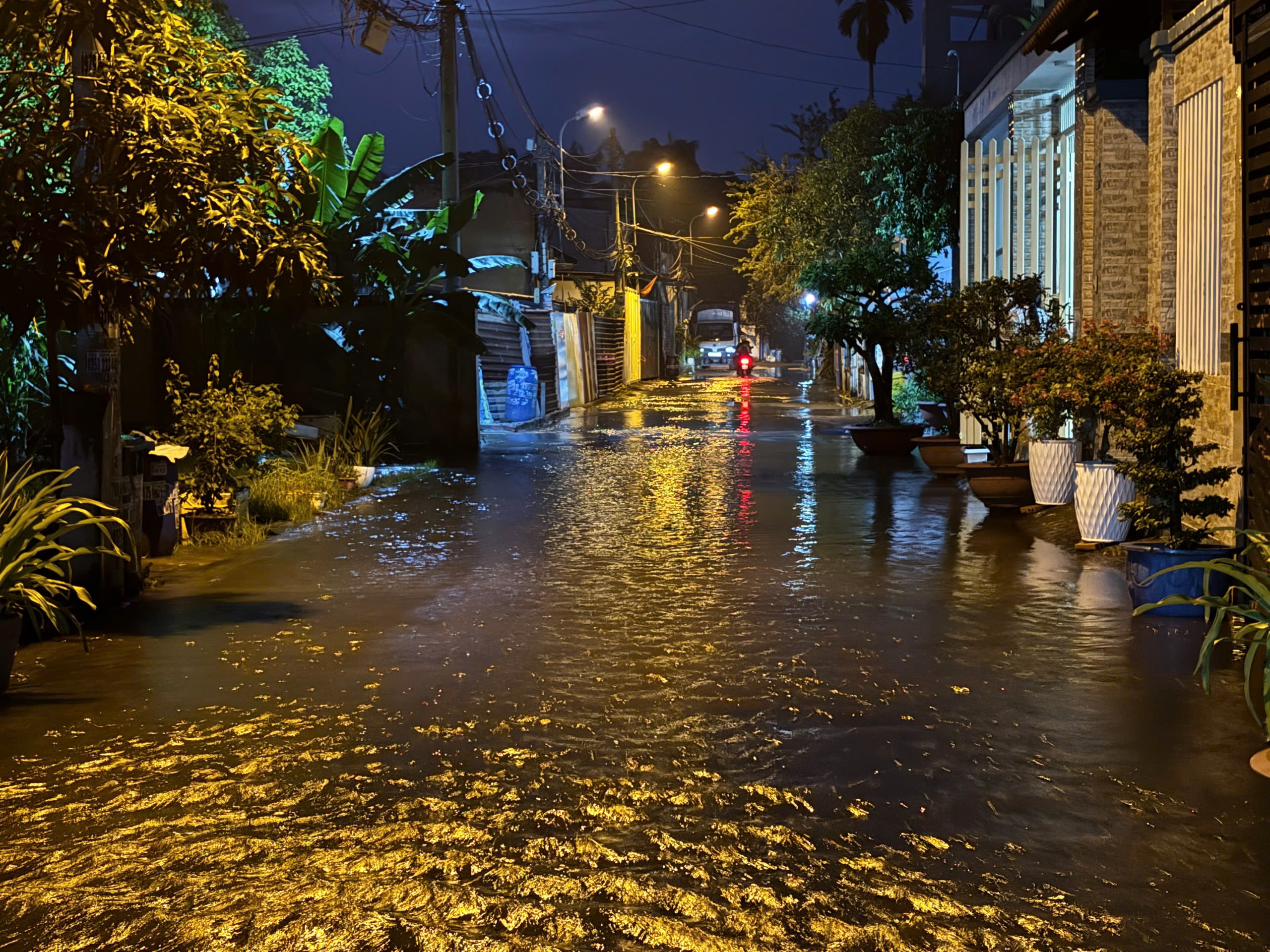 胡志明市潮水高涨：下班时间又陷入水深火热之中