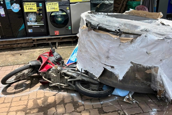 数十吨钢卷掉落道路压扁摩托车