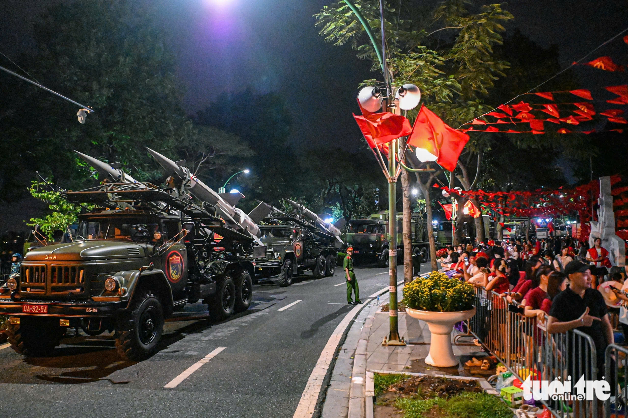 坦克和导弹雄壮地行驶在首都各条道路上，为阅兵总彩排做好准备